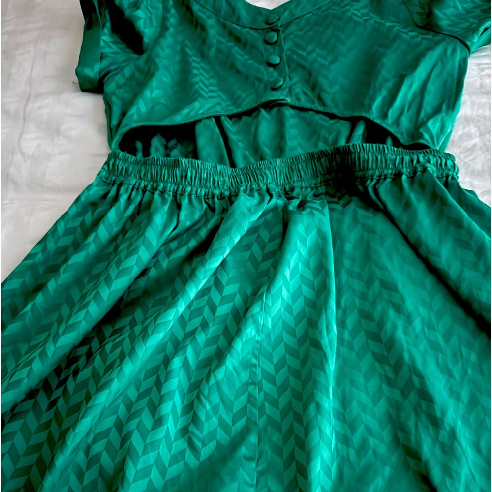 Beautiful silk, back out winter Green Party dress